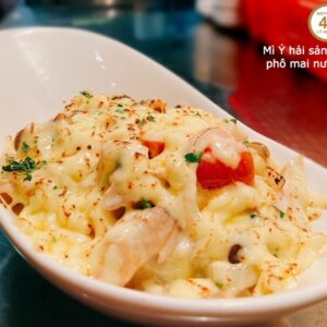 Topping phô mai Mozzarella phủ lên mì