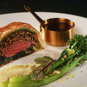Bò Wellington nướng sốt rượu vang đỏ