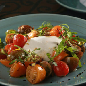Xà lách phô mai Burrata, cà chua và sốt giấm Ý